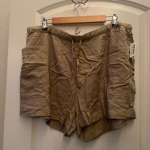 Old Navy Women's Cargo Shorts in Tan